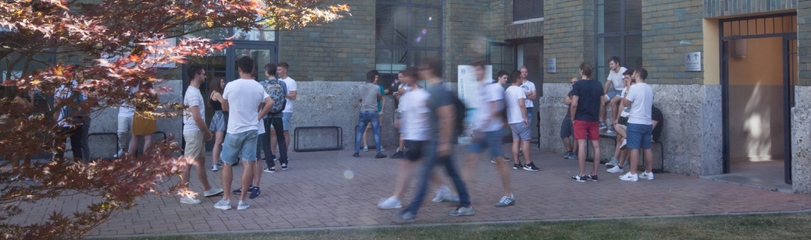 Studenti UniBg Dalmine nel cortile esterno